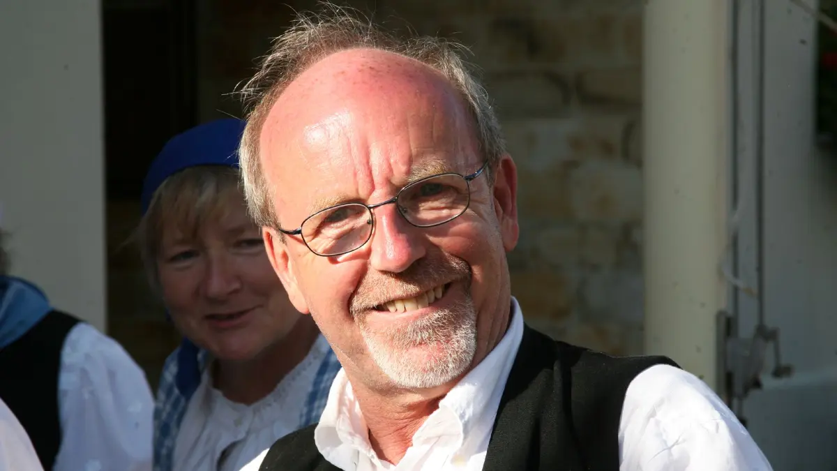 Hermann Nesch, inmitten des Festtreibens beim „Weitinger Hoametfescht“, wie die Weitinger Heimattage landläufig genannt werden. Der 80-Jährige hat sie 1980 ins Leben gerufen und über Jahrzehnte „als Kopf“ maßgeblich organisiert.