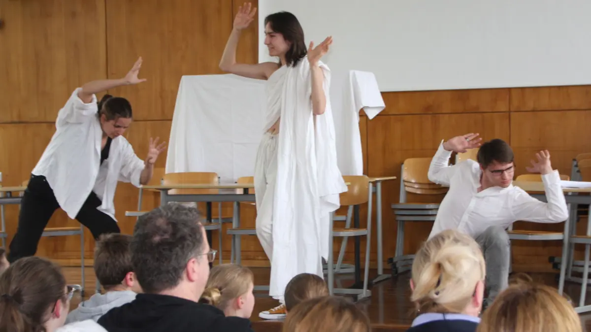 Erweckt: Prometheus, Sisyphos und Atlas - drei Gestalten aus der griechischen Mythologie stellte Theater-AG in einem selbst erarbeiteten Impro-Konzept vor.