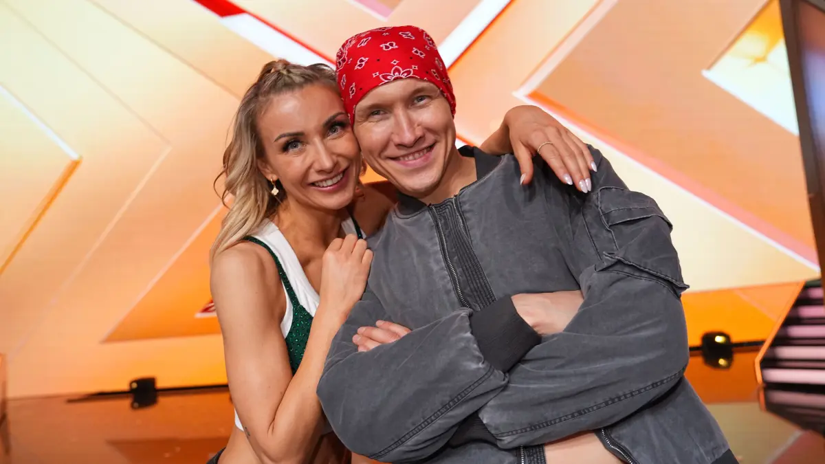 Evgeny Vinokurov ist Profitänzer bei „Let’s Dance“ 2026. Seine Tanzschülerin ist Anna-Carina Woitschak.