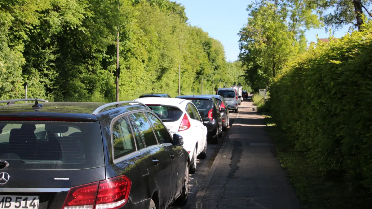 Das Busunternehmen Röhler möchte ein Parkverbot für Autos in der Worthingtonstraße, die Stadtverwaltung sieht das anders.