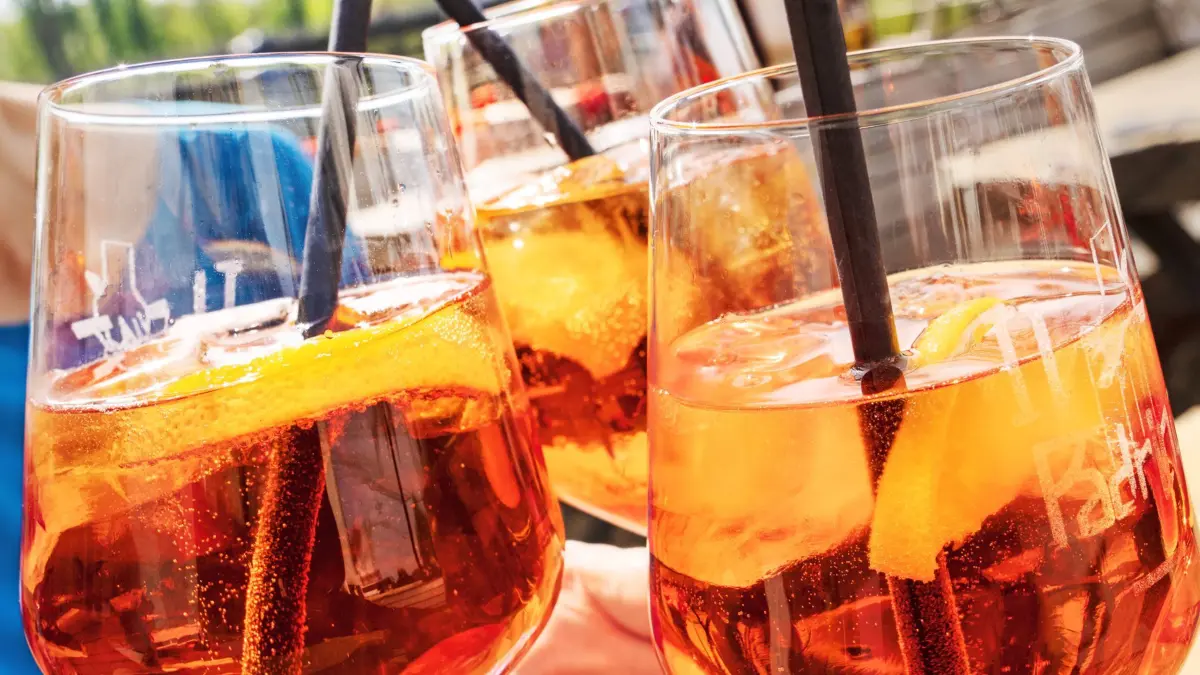 Aperol Spritz, Gäste stoßen mit Gläsern an, Frühling, Landshut, April 2024 Deutschland, Landshut, April 2024, drei Gläser Aperol Spritz, Leute stoßen mit den Getränken an, Papierstrohhalme, Alkohol, Gastronomie, eiskalte Getränke, Erfrischung bei Frühlingstemperaturen um die 24 Grad, Wärme, warm, draußen, Frühling, *** Aperol Spritz, guests toast with glasses, spring, Landshut, April 2024 Germany, Landshut, April 2024, three glasses of Aperol Spritz, people toast with the drinks, paper straws, alcohol, gastronomy, ice-cold drinks, refreshment in spring temperatures around 24 degrees, warmth, warm, outside, spring,