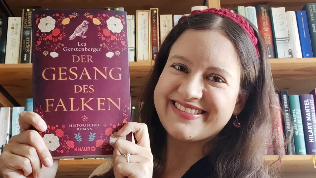 Lea Gerstenberger mit ihrem ersten Roman „Der Gesang des Falken“.