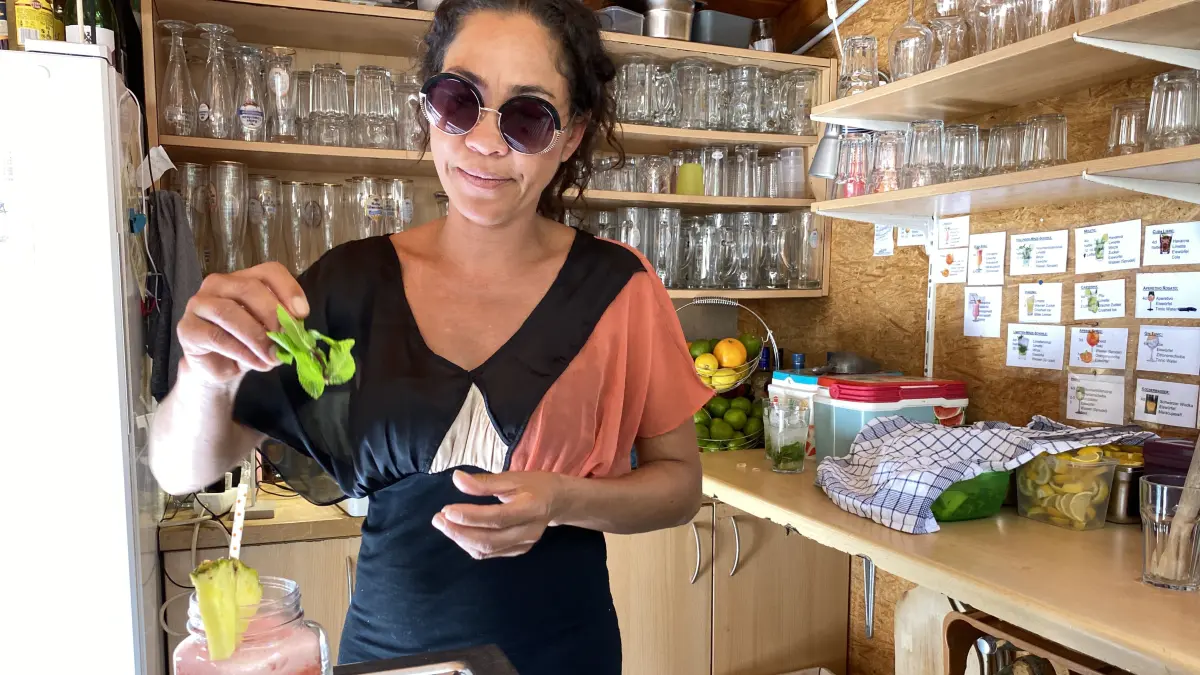 Andreia Noller mixt im Gaildorfer Strandcafé einen alkoholfreien Bora Bora.