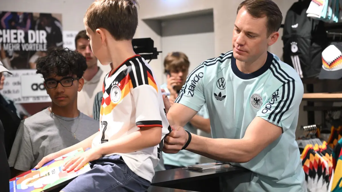 Autogrammstunde Manuel Neuer: 29.05.2026, Bayern, Herzogenaurach: Torwart Manuel Neuer gibt im Adidas Store Autogramme an Fans. Foto: Federico Gambarini/dpa - WICHTIGER HINWEIS: Gemäß den Vorgaben der DFL Deutsche Fußball Liga bzw. des DFB Deutscher Fußball-Bund ist es untersagt, in dem Stadion und/oder vom Spiel angefertigte Fotoaufnahmen in Form von Sequenzbildern und/oder videoähnlichen Fotostrecken zu verwerten bzw. verwerten zu lassen. +++ dpa-Bildfunk +++