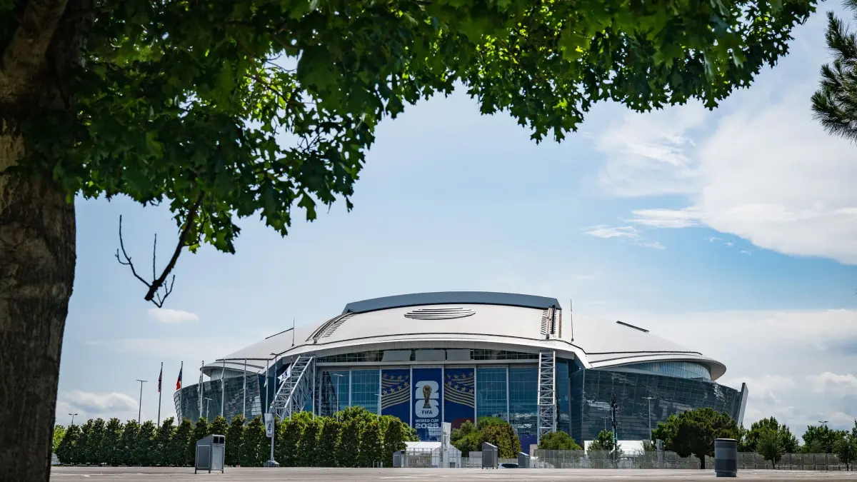 Fußball-WM 2026 - Stadion in Arlington: 28.05.2026, USA, Arlington: Die Beschilderung an der Außenseite des AT&T-Stadions, das während der FIFA-Fußballweltmeisterschaft 2026 den Namen Dallas-Stadion tragen wird, wird von Arbeitern abgedeckt, während die Vorbereitungen für das Fußballturnier fortgesetzt werden. Foto: Jessica Tobias/AP/dpa +++ dpa-Bildfunk +++