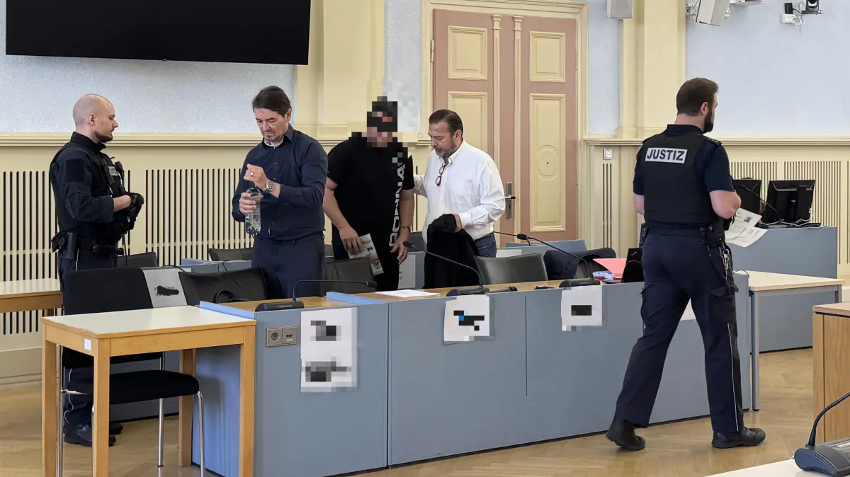 Der 37-jährige Angeklagte (Mitte) wird am Landgericht Hechingen in den Gerichtssaal 168 geführt.