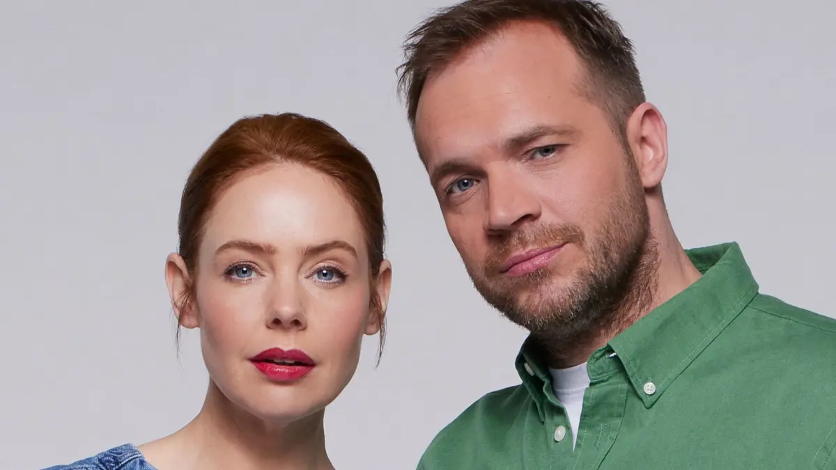 Toni (Olivia Marei) und Erik (Patrick Heinrich) sind kein Paar mehr.