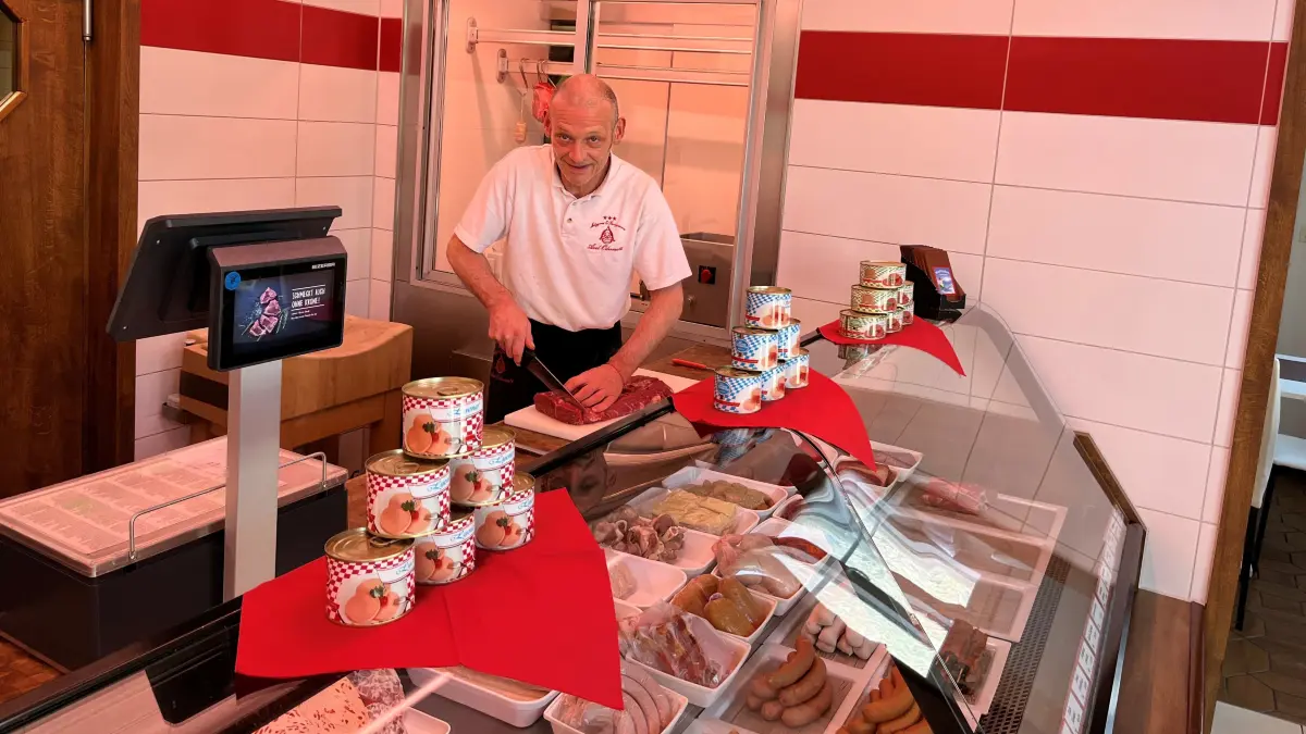 Axel Odermatt in seiner Metzgerei in der Eutinger Hauptstraße. Er bekommt den Trend zur proteinreichen Ernährung direkt mit - rund ein Zehntel seiner Kunden sind fitnessbegeisterte Single-Männer, die verstärkt Hühnerfleisch essen.