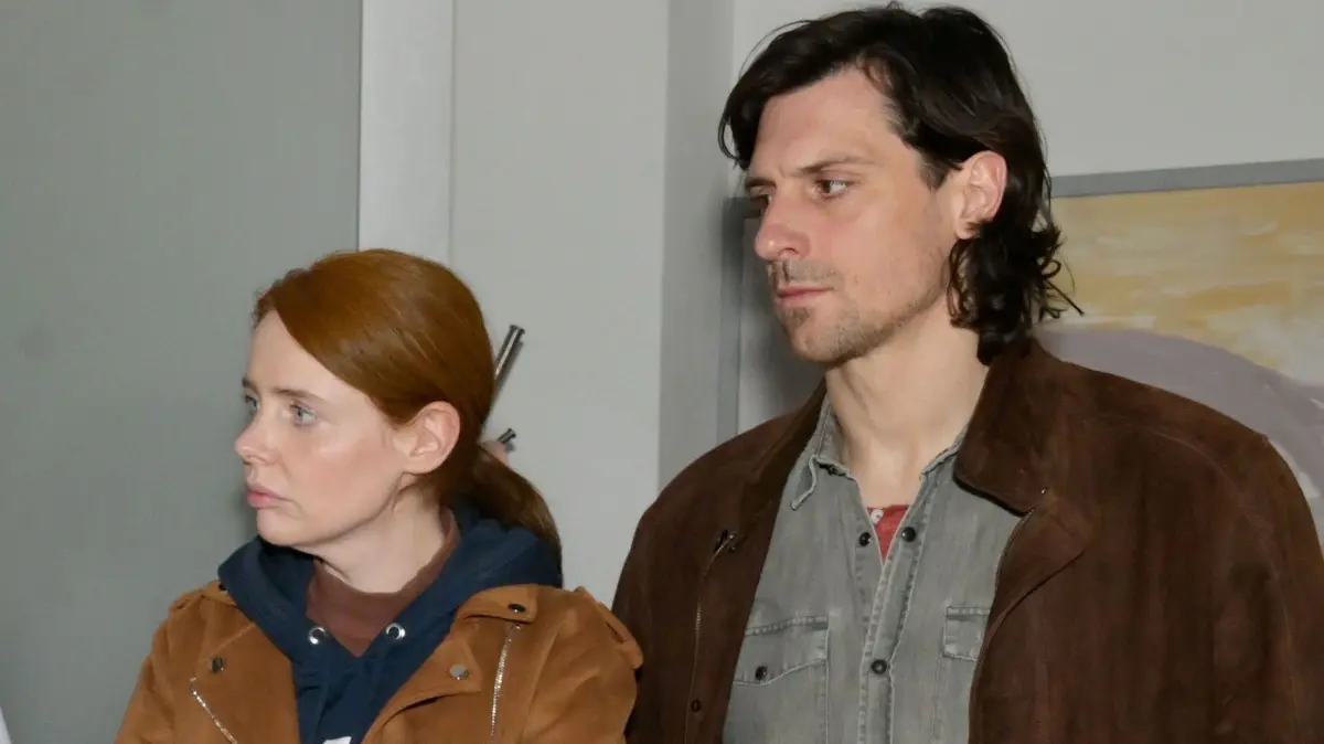 Toni (Olivia Marei) und ihr Kollege Schmitti (Timo Hastenpflug) geraten zum ersten Mal aneinander.