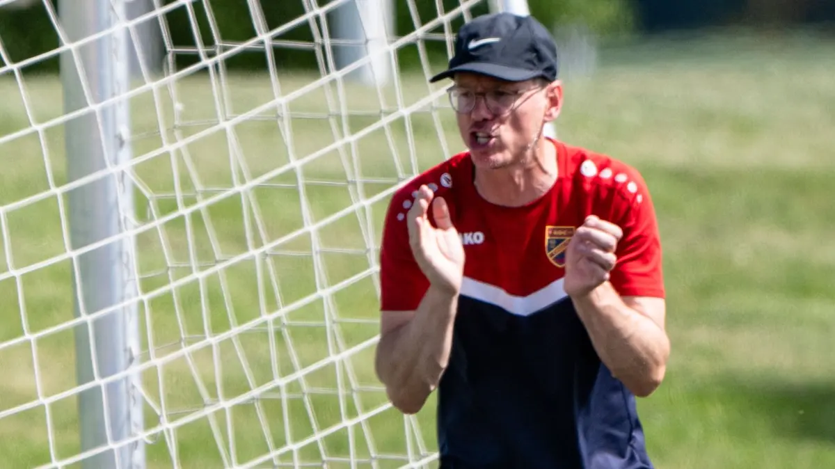 TuS Ergenzingen vs. SSC Tuebingen, Landesliga Staffel 3, Wuerttemberg, 33. Spieltag, Saison 2025/2026, 30.05.2026,: Steven Trevallion (SSC Tuebingen, Trainer) feuert an
TuS Ergenzingen vs. SSC Tuebingen, Landesliga Staffel 3, Wuerttemberg, 33. Spieltag, Saison 2025/2026, 30.05.2026,
Eibner-Pressefoto/Andreas Ulmer