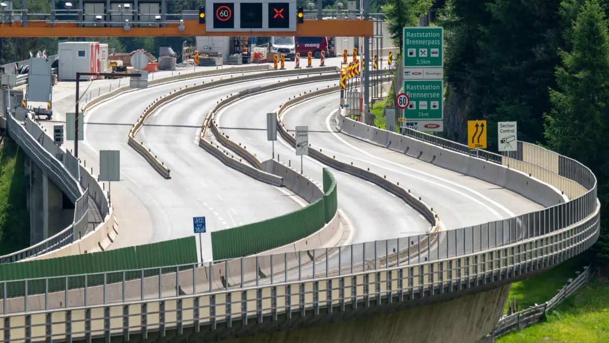 Demonstration und Totalsperre auf Brennerautobahn: 30.05.2026, Österreich, Gries Am Brenner: Kein Fahrzeug ist nach der Sperrung auf der Brennerautobahn nahe der Luegbrücke zu sehen. Wegen einer Demonstration auf der Brennerautobahn wird die wichtigsten Verkehrsverbindung zwischen Deutschland und Italien ab den Morgenstunden in beide Richtungen vollständig blockiert. Foto: Peter Kneffel/dpa +++ dpa-Bildfunk +++