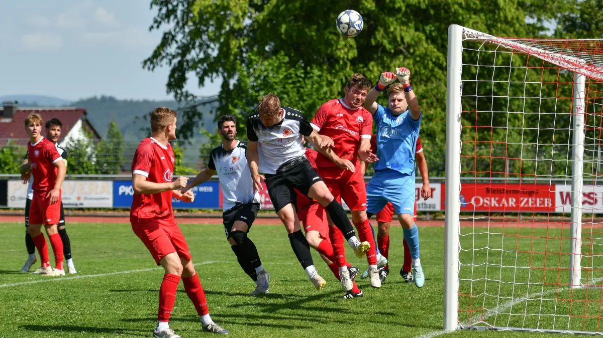FC Rottenburg vs. TSV Berg, Fussball, Verbandsliga Wuerttemberg, 33. Spieltag, Saison 2025/2026, 30.05.2026: Hannes Poeschl (TSV Berg, #09), Jan Baur (FC Rottenburg, #09), Julian Haefner (FC Rottenburg, #26)
FC Rottenburg vs. TSV Berg, Fussball, Verbandsliga Wuerttemberg, 33. Spieltag, Saison 2025/2026, 30.05.2026,
Foto: Eibner-Pressefoto/Ralph Kunze