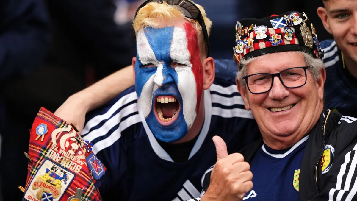 Schottland - Curaçao: 30.05.2026, Großbritannien, Glasgow: Fußball, Männer: Länderspiele, Schottland - Curaçao. Schottische Fans feiern auf der Tribüne. Foto: Andrew Milligan/PA Wire/dpa +++ dpa-Bildfunk +++