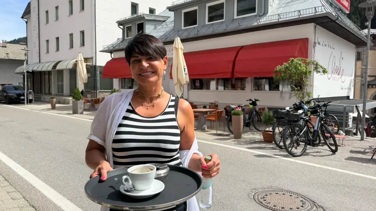 Demonstration und Totalsperre auf Brennerautobahn: 30.05.2026, Italien, Brenner: Die Cafè-Betreiberin Zsuzsana Kornyik freut sich über die Ruhe durch die Brenner-Sperre. Foto: Matthias Röder/dpa +++ dpa-Bildfunk +++