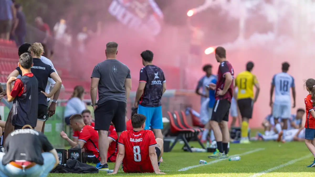 GER, 1. Goeppinger SV vs. FC Denzlingen, Fussball, Oberliga BW, 34. Spieltag, Spielzeit 2025/2026, 29.05.2026: Emotionen Trauer Mimik Gestik nach dem Spiel traurige Gesichter Abstieg steht fest Pyro im Hintergrund Gabriel Galinec (1. Goeppinger SV, #08) am Boden,
GER, 1. Goeppinger SV vs. FC Denzlingen, Fussball, Oberliga BW, 34. Spieltag, Spielzeit 2025/2026, 29.05.2026,
Foto: Eibner-Pressefoto/Jani Pless
