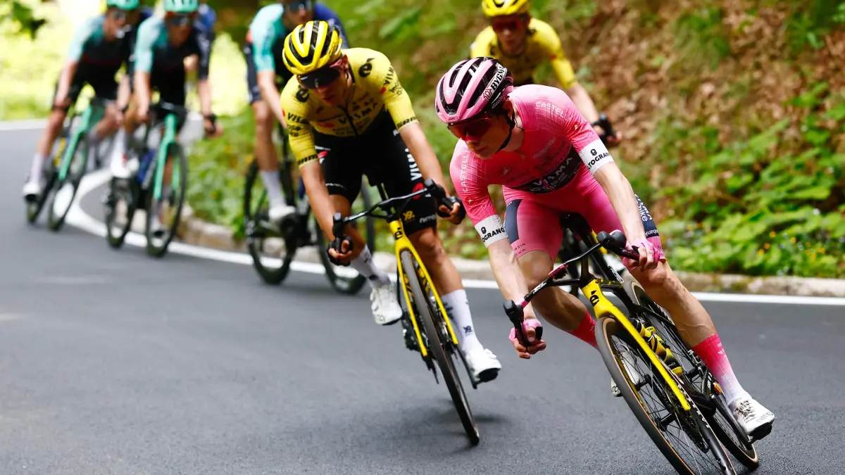 Team Visma Lease a Bike Danish rider Jonas Vingegaard wearing the overall leader's pink jersey cycles downhill during the 20th stage of the Giro d'Italia 2026 - Tour of Italy cycling race between Gemona del Friuli and Piancavallo, Italy, on May 30, 2026. (Photo by Luca Bettini / AFP)