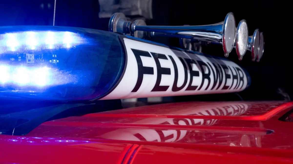 ARCHIV - 05.02.2024, Bayern, München: Ein Fahrzeug der Berufsfeuerwehr München mit der Aufschrift „Feuerwehr“ steht an der Feuerwache 1 in der Fahrzeughalle. (zu dpa: «Rettungswache von Rotem Kreuz wegen Brand geräumt») Foto: Niklas Treppner/dpa +++ dpa-Bildfunk +++