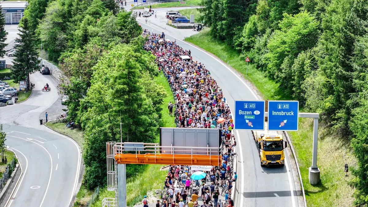 Demonstration und Totalsperre auf Brennerautobahn: ARCHIV - 28.05.2026, Österreich, Matrei am Brenner: Teilnehmer der Demonstration protestieren bei der Autobahn Auffahrt des Brenners in Matrei am Brenner in Fahrtrichtung Norden gegen die Verkehrsflut am Brenner (Aufnahme mit einer Drohne). Alle Straßen im Brenner-Korridor sind wegen einer Demonstration für den Transitverkehr gesperrt. Foto: Jason Tschepljakow/dpa +++ dpa-Bildfunk +++