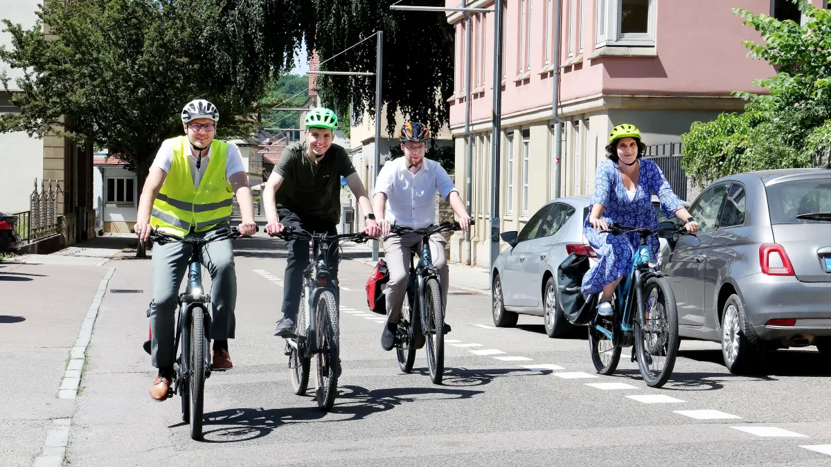 Schwäbisch Hall hat eine erste Fahrradstraße: Auf der Unterlimpurger Straße zwischen AOK und Parkhaus Schiedgraben haben jetzt Fahrräder Vorrang vor Autos. Neue Fahrbahnmarkierungen sollen dafür sorgen, dass Radfahrende genug Abstand von parkenden Autos halten. Damit sollen Unfälle vermieden werden, die beim Öffnen von Autotüren passieren können.