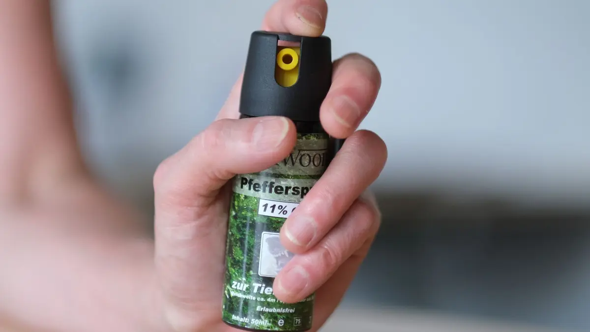 Pfefferspray: ARCHIV - 13.06.2024, Baden-Württemberg, Stuttgart: Eine Hand hält eine Kartusche mit Pfefferspray. (zu dpa: «Pfefferspray in Regionalzug versprüht - Frau leicht verletzt») Foto: Bernd Weißbrod/dpa +++ dpa-Bildfunk +++