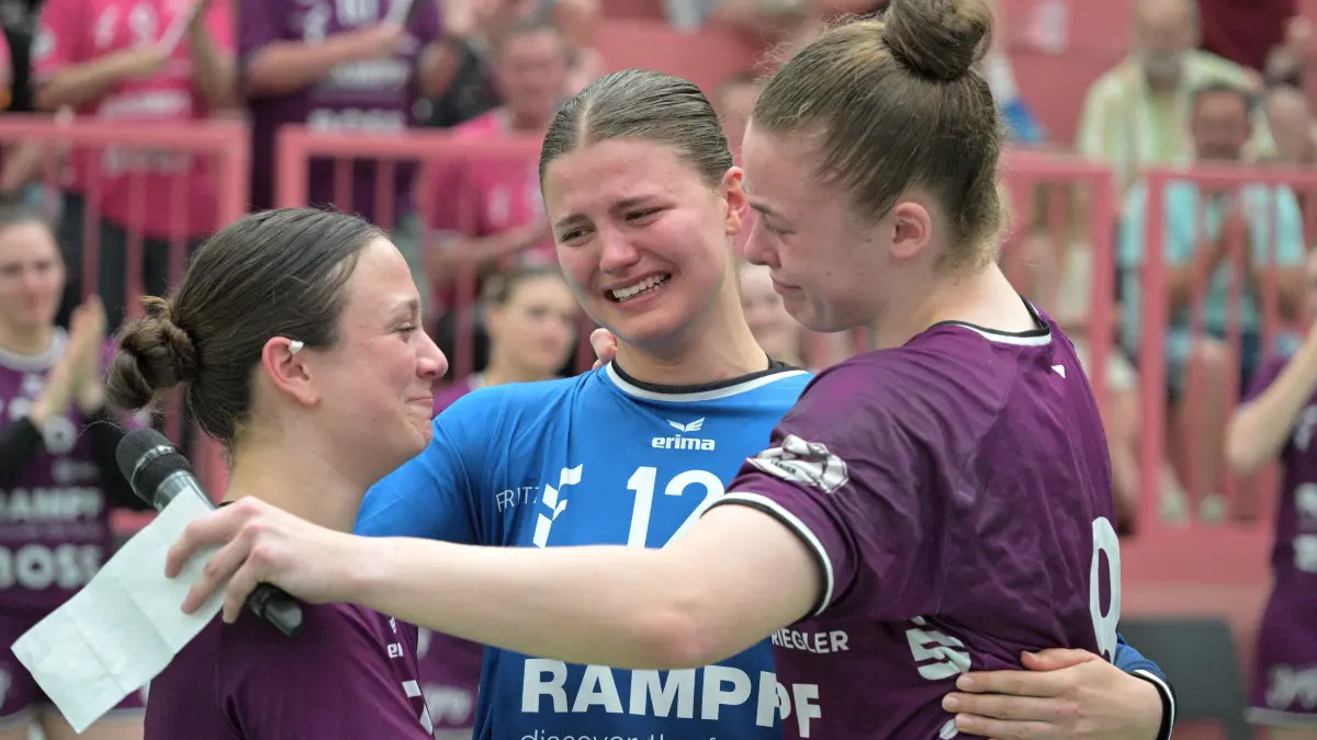 TusSies Metzingen vs. SV Union Halle-Neustadt , Handball, Alsco HBF, 7. Play-Off Ligaspieltag, Saison 2025/2026, 30.05.2026: es flossen Traenen bei Ida Petzold (TusSies Metzingen, #08) und Marie Kristin Weiss (TusSies Metzingen, #12) im Tor bei der Verabschiedung von Sabrina Troester (TusSies Metzingen, #07)
TusSies Metzingen vs. SV Union Halle-Neustadt , Handball, Alsco HBF, 7. Play-Off Ligaspieltag, Saison 2025/2026, 30.05.2026
Foto: Eibner-Pressefoto/Tobias Baur