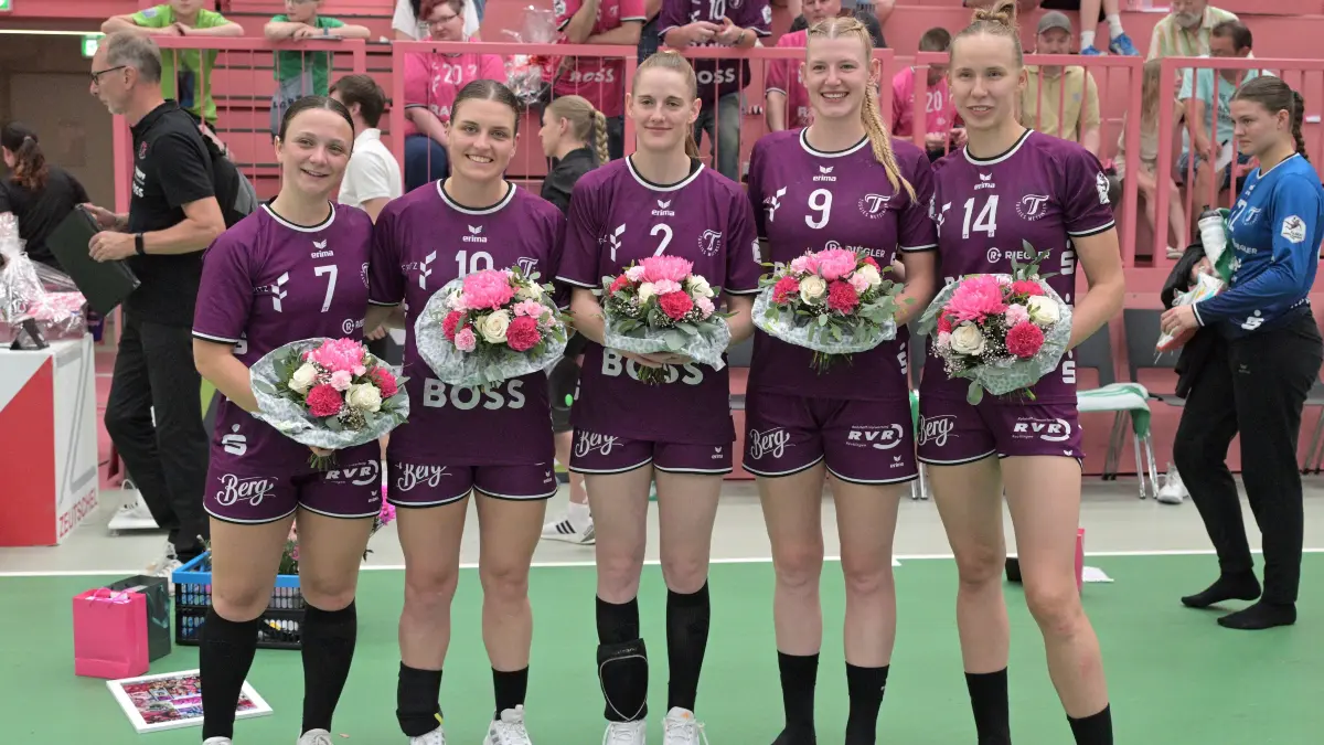 TusSies Metzingen vs. SV Union Halle-Neustadt , Handball, Alsco HBF, 7. Play-Off Ligaspieltag, Saison 2025/2026, 30.05.2026: Verabschiedung von den Spielerinnen die zum Saisonende die TusSies Metzingen verlassen werden und sich eine neue Sportliche Herausforderung nach gehen
Naina Klein (TusSies Metzingen, #09), Sabrina Troester (TusSies Metzingen, #07), Selina Lindemann (TusSies Metzingen, #02), Nele Franz (TusSies Metzingen, #10), Klara Schlegel (TusSies Metzingen, #14)
TusSies Metzingen vs. SV Union Halle-Neustadt , Handball, Alsco HBF, 7. Play-Off Ligaspieltag, Saison 2025/2026, 30.05.2026
Foto: Eibner-Pressefoto/Tobias Baur