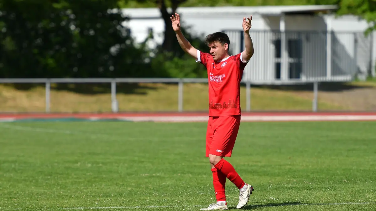 FC Rottenburg vs. TSV Berg, Fussball, Verbandsliga Wuerttemberg, 33. Spieltag, Saison 2025/2026, 30.05.2026: Jan Baur (FC Rottenburg, #09) bei der Auswechslung in seinem letzten Heimspiel
FC Rottenburg vs. TSV Berg, Fussball, Verbandsliga Wuerttemberg, 33. Spieltag, Saison 2025/2026, 30.05.2026,
Foto: Eibner-Pressefoto/Ralph Kunze