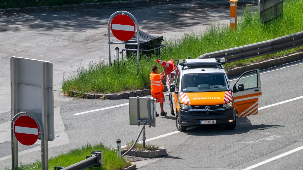 Demonstration und Totalsperre auf Brennerautobahn: 30.05.2026, Österreich, Gries Am Brenner: Ein Mitarbeiter der Asfinag entfernt während der Sperrung die Absperrungen an der Brennerautobahn. Wegen einer Demonstration auf der Brennerautobahn wird die wichtigsten Verkehrsverbindung zwischen Deutschland und Italien ab den Morgenstunden in beide Richtungen vollständig blockiert. Foto: Peter Kneffel/dpa +++ dpa-Bildfunk +++