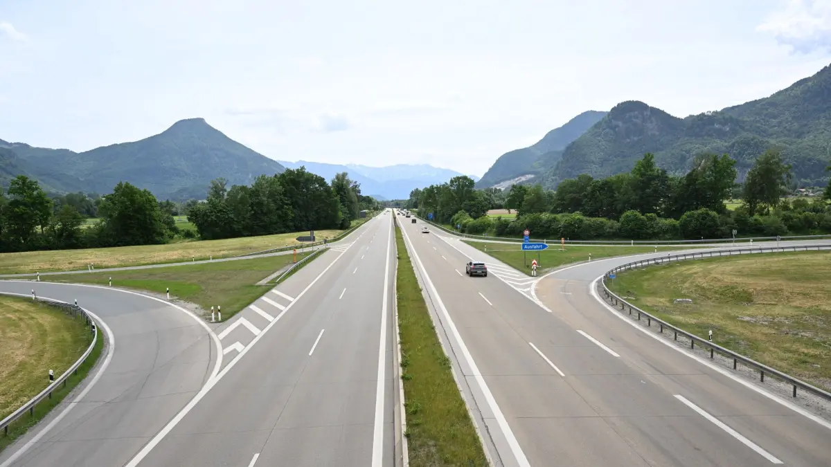 Demo auf Brennerautobahn - Deutschland: 30.05.2026, Bayern, Brannenburg: Wenig Fahrzeuge sind auf der A8 bei Brannenburg unterwegs Richtung Brenner. Die Brennerautobahn in Tirol, Österreich, ist für eine Anwohner-Demonstration für mehrere Stunden gesperrt. Die Anwohner protestieren gegen die seit Jahren wachsende Verkehrsflut. Foto: Felix Hörhager/dpa +++ dpa-Bildfunk +++