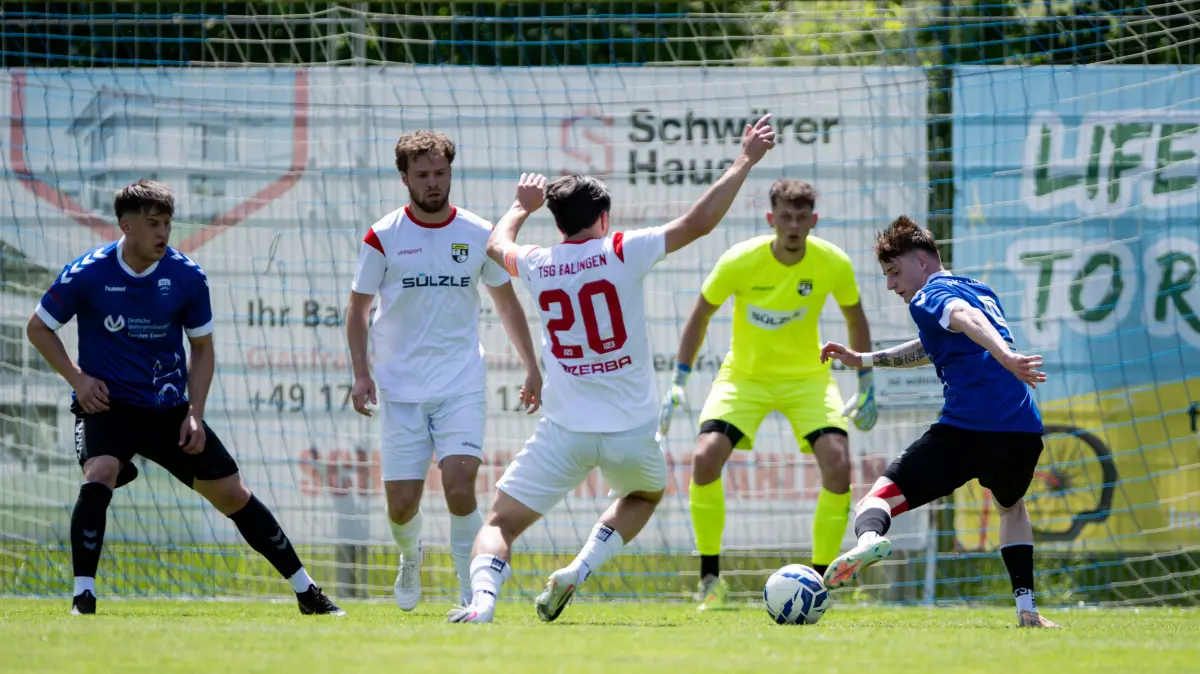 VfL Pfullingen vs. TSG Balingen II, Landesliga, Wuerttemberg, 33. Spieltag, Saison 2025/2026, 30.05.2026,: Jannis Roehm (VFL Pfullingen, #09) rechst, beim Abschluss, Noah Braun (TSG II Fussball, #20) versucht zu blocken,
VfL Pfullingen vs. TSG Balingen II, Landesliga, Wuerttemberg, 33. Spieltag, Saison 2025/2026, 30.05.2026,
Eibner-Pressefoto/Andreas Ulmer