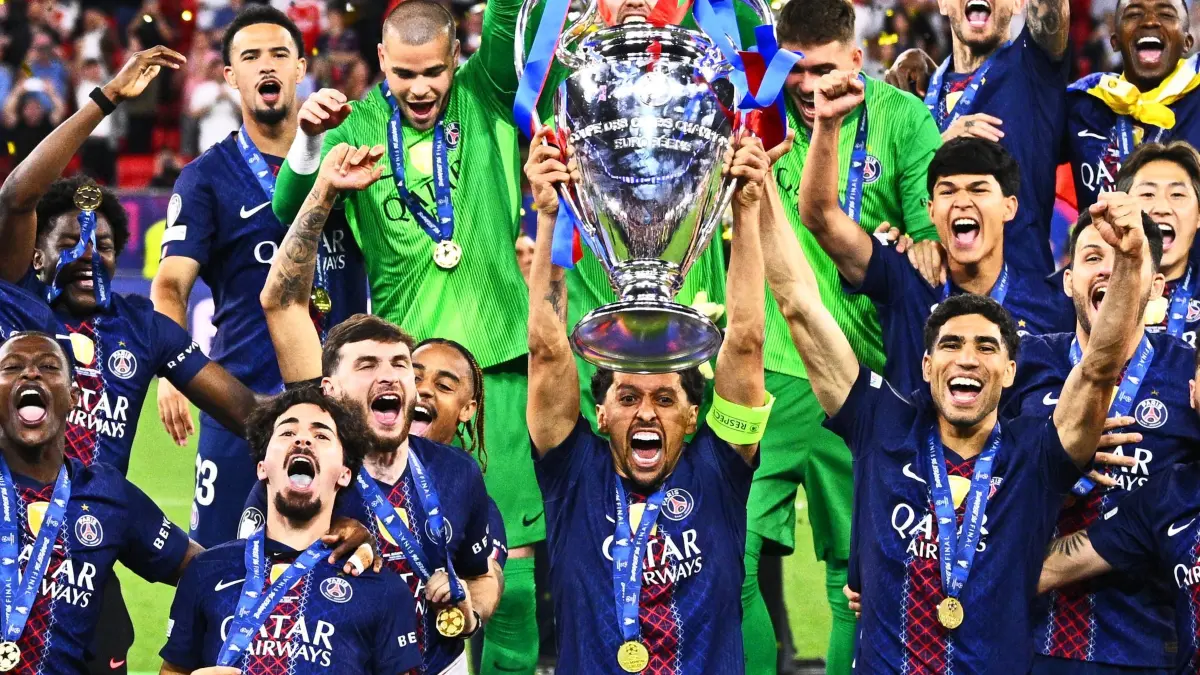 Paris Saint-Germain - FC Arsenal: 30.05.2026, Ungarn, Budapest: Fußball, Männer: Champions League, Paris Saint-Germain (PSG) - FC Arsenal, Finale, Puskás Aréna, Marquinhos (M, Paris Saint-Germain) hebt die Champions League Trophäe hoch, während seine Teamkollegen über den Sieg jubeln. Foto: Tom Weller/dpa +++ dpa-Bildfunk +++