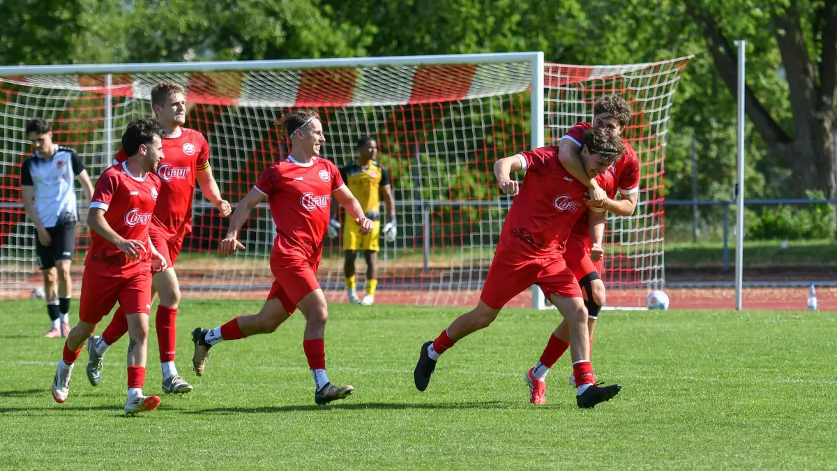 FC Rottenburg vs. TSV Berg, Fussball, Verbandsliga Wuerttemberg, 33. Spieltag, Saison 2025/2026, 30.05.2026: Raphael Langer (FC Rottenburg, #03) erzielt das 2:1, freut sich hier mit Lennis Eberle (FC Rottenburg, #10)
FC Rottenburg vs. TSV Berg, Fussball, Verbandsliga Wuerttemberg, 33. Spieltag, Saison 2025/2026, 30.05.2026,
Foto: Eibner-Pressefoto/Ralph Kunze