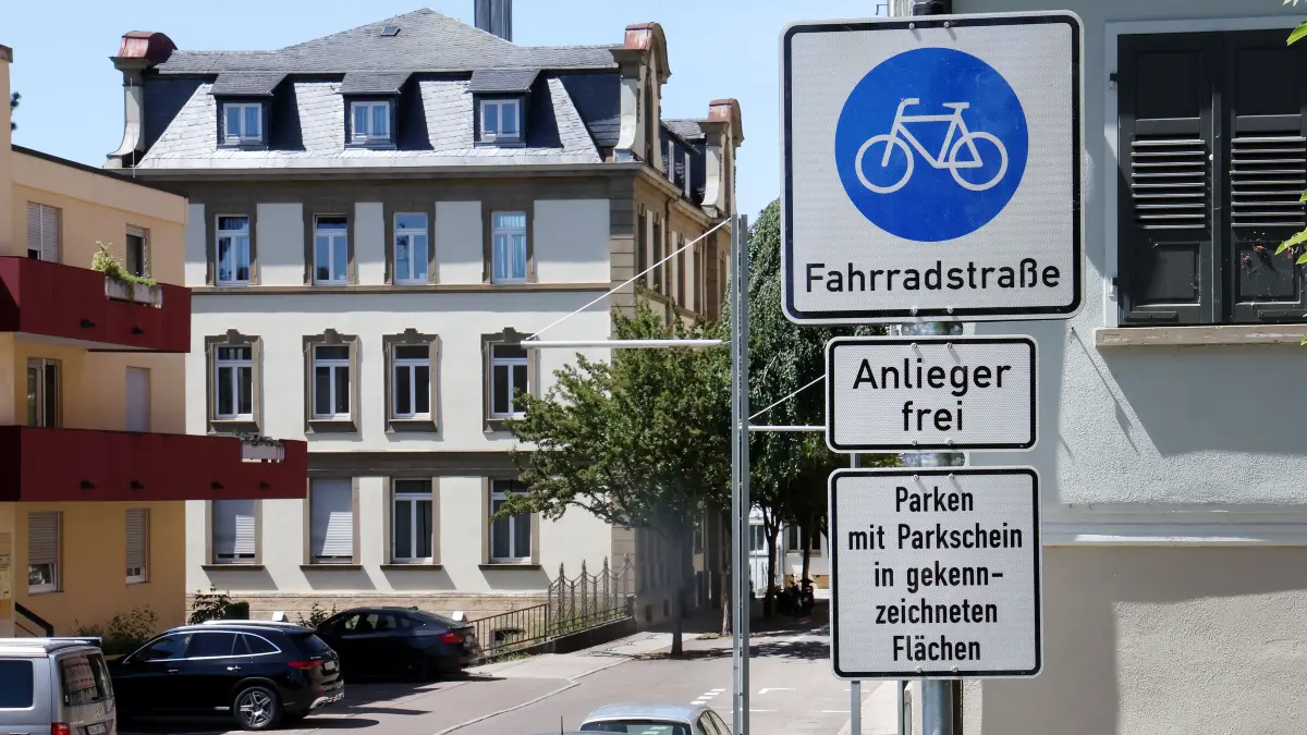 Schwäbisch Hall hat eine erste Fahrradstraße: Auf der Unterlimpurger Straße zwischen AOK und Parkhaus Schiedgraben haben jetzt Fahrräder Vorrang vor Autos. Neue Fahrbahnmarkierungen sollen dafür sorgen, dass Radfahrende genug Abstand von parkenden Autos halten. Damit sollen Unfälle vermieden werden, die beim Öffnen von Autotüren passieren können.