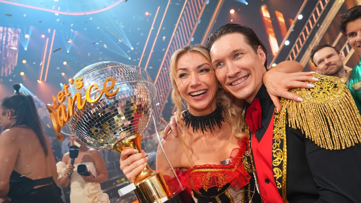 Evgeny Vinokurov ist Profitänzer bei „Let’s Dance“ 2026. Seine Tanzschülerin ist Anna-Carina Woitschak.