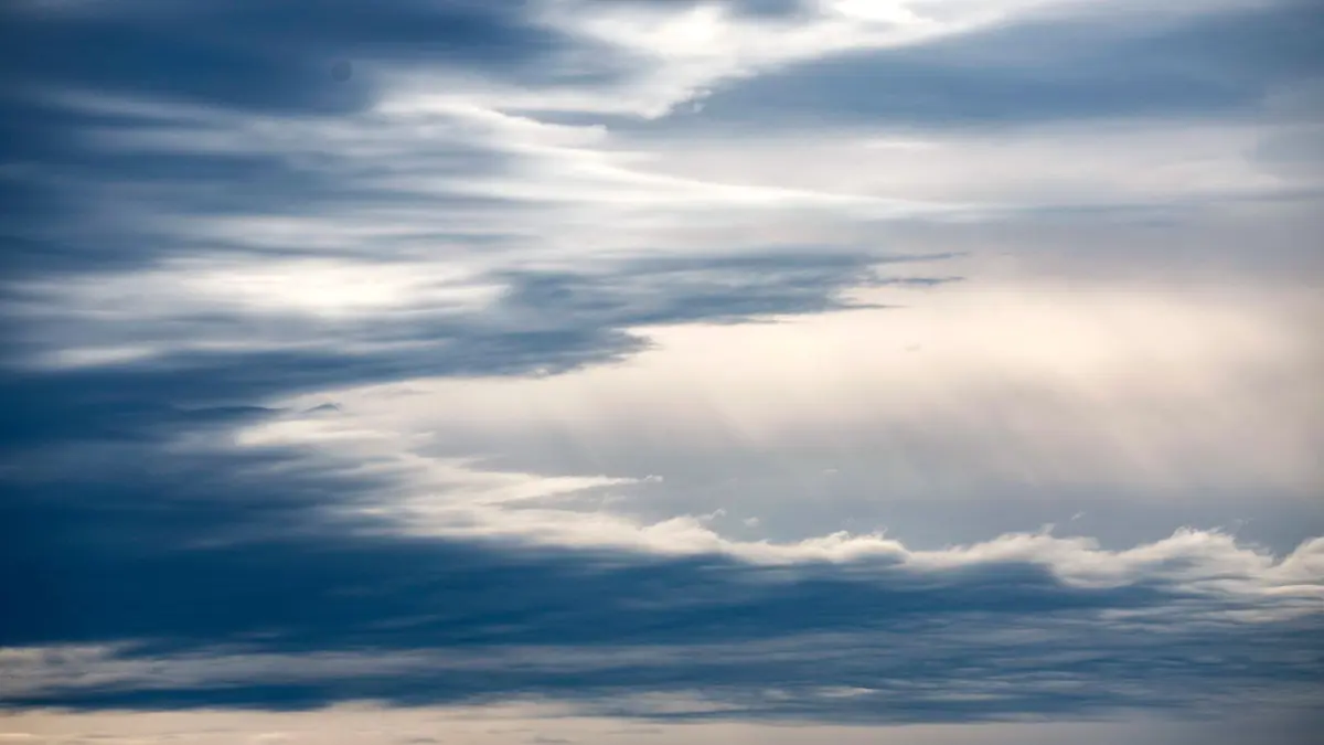 Erneut Regen und Gewitter über Niedersachsen: ARCHIV - 03.05.2026, Nordrhein-Westfalen, Zülpich: Dunkle Wolken ziehen am morgendlichen Himmel. Endspurt beim nasskalten Schauer-Wetter: Bis zur Wochenmitte müssen in Nordrhein-Westfalen vielerorts zwar weiterhin die Regenschirme gezückt werden - am Mittwoch allerdings schon bei bis zu 20 Grad. (zu dpa: «Erneut Schauer und Gewitter nach sonnigem Samstag») Foto: Thomas Banneyer/dpa +++ dpa-Bildfunk +++