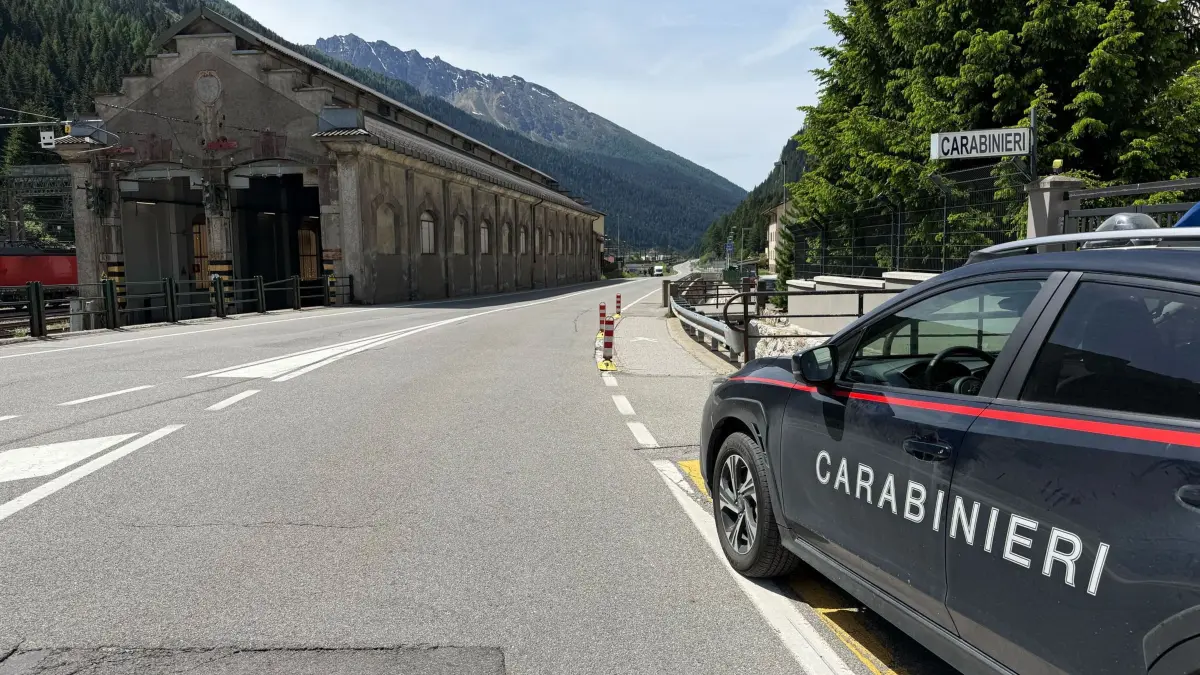 Demonstration und Totalsperre auf Brennerautobahn: 30.05.2026, Italien, Brenner: Ein Auto der Carabinieri steht an der Seite. Die Brenner-Sperre sorgt für fast autofreie Straßen auf dem Alpenpass. Foto: Matthias Röder/dpa +++ dpa-Bildfunk +++