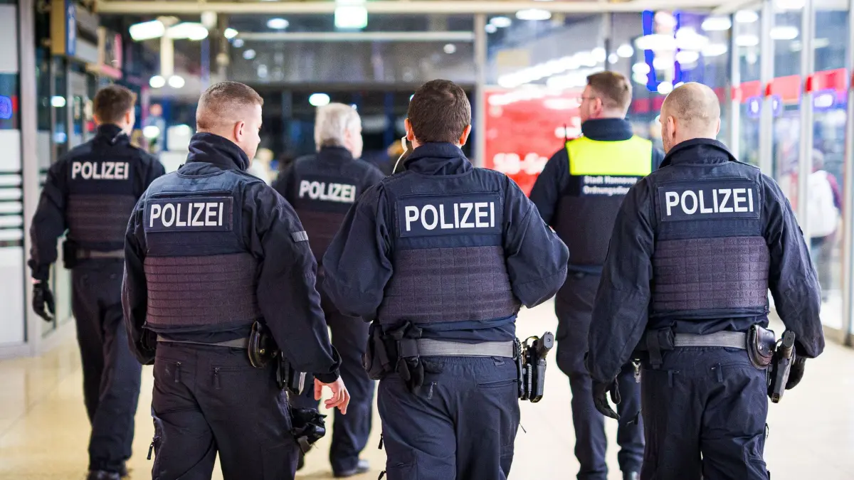 Bundespolizei kontrolliert gewaltbelastete Bahnhöfe: ARCHIV - 14.11.2025, Niedersachsen, Hannover: Einsatzkräfte von Bundespolizei und Ordnungsdienst der Stadt Hannover gehen durch den Hauptbahnhof Hannover. Bundespolizisten nahmen einen 35-Jährigen dort am Montagabend beim Halt eines Zuges fest. (zu dpa: «Polizei kontrolliert mehr als 500 Menschen am Hauptbahnhof») Foto: Moritz Frankenberg/dpa +++ dpa-Bildfunk +++