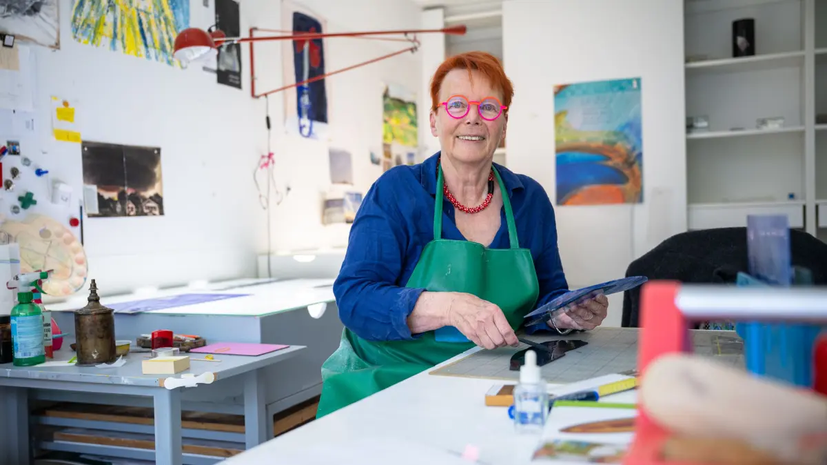 Künstlerin Ursula Huth in ihrem Atelier