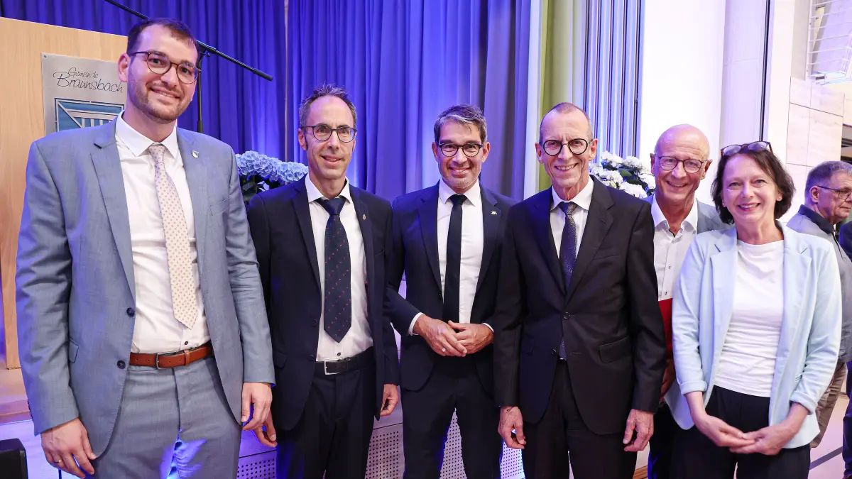 Sie sprechen Grußworte bei der Gedenkfeier, von links: Braunsbachs Bürgermeister David Beck, Ex-Bürgermeister Frank Harsch, Staatssekretär Andre Baumann, Ministerialdirektor Reiner Moser, Landrat Gerhard Bauer und Regierungspräsidentin Susanne Bay.