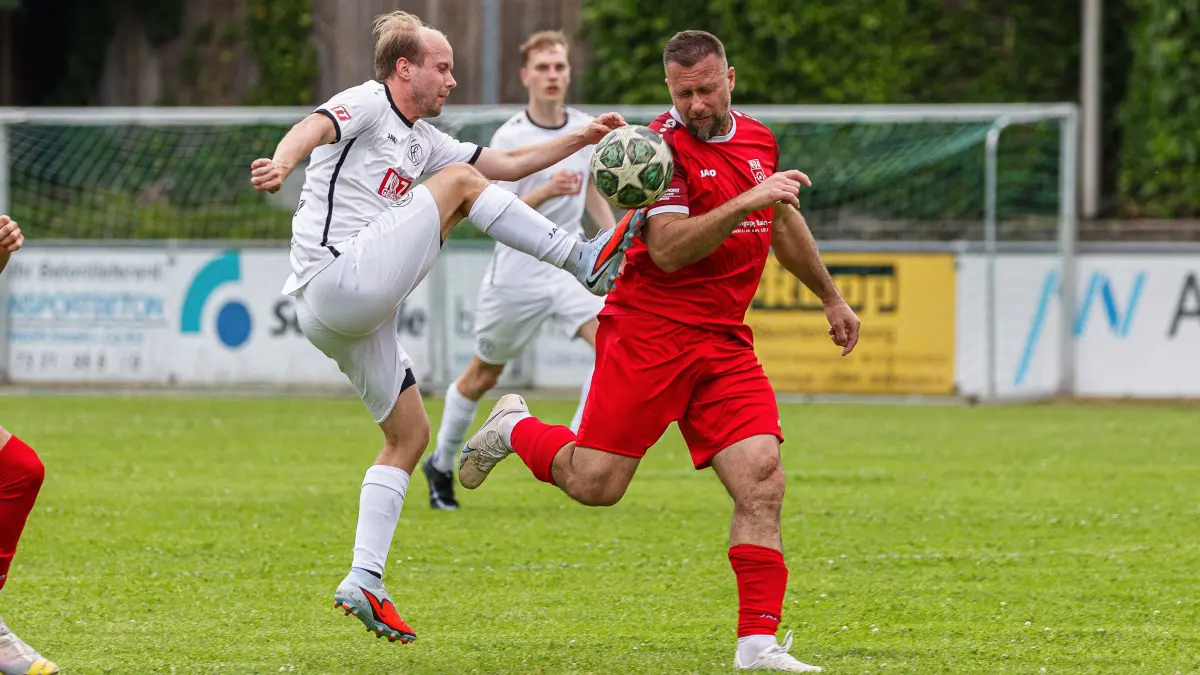 Fußball Kreisliga A3: Fußball Kreisliga A3; TV Altenstadt - 1.FC Rechberghausen;
Tim van der Meulen (1.FC Rechberghausen, #27) und Hodzic Ekrem (TV Altenstadt, #11);
31.05.2026; Geislingen.
Foto: Thomas Madel