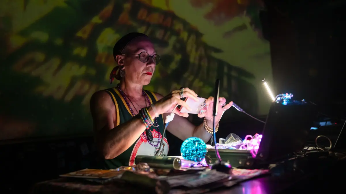 Map and Fold Festival im Schlachthaus. Im Bild: Performance von Katja Vonna, die mit ihrem Handy Dinge aus ihrem Koffer vor ihr filmte und live hinter sich an die Leinwand streamte.