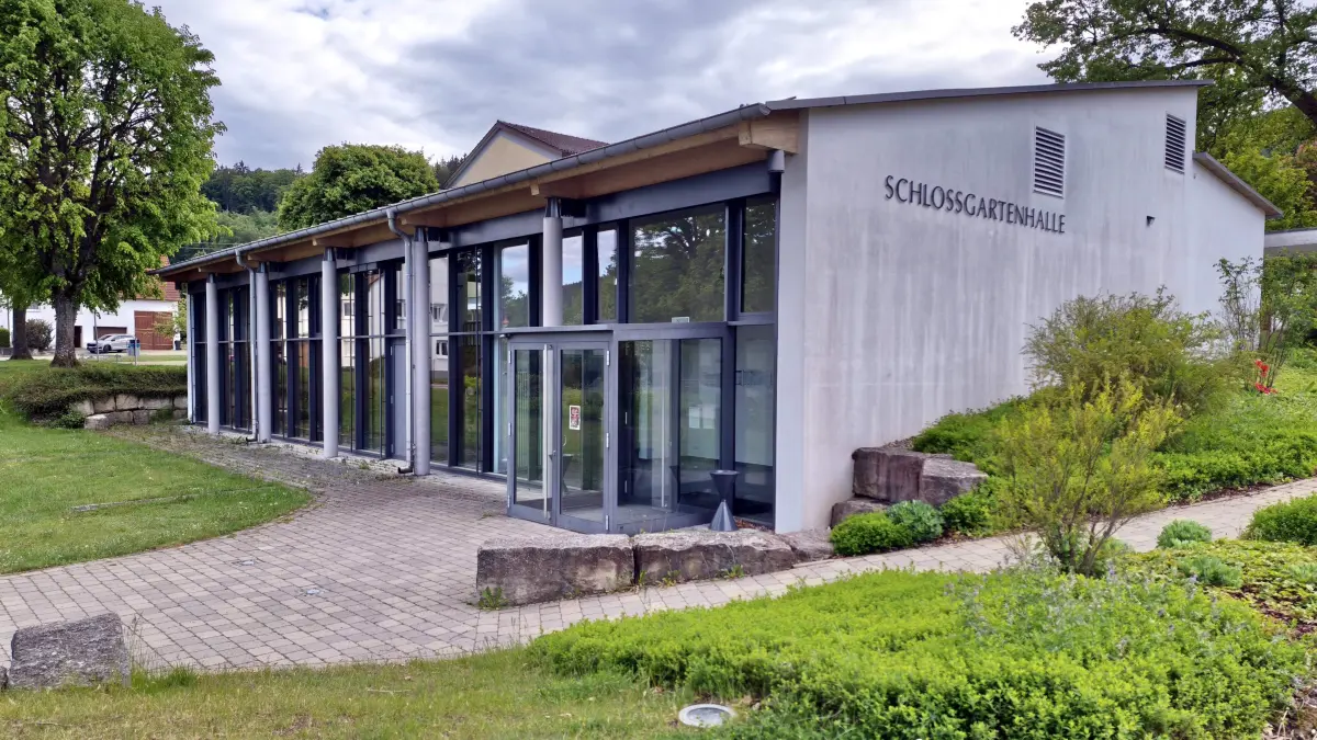 Der Gemeinderat beschloss, für die Schlossgartenhalle 16 neue Bühnenpodeste zu beschaffen.