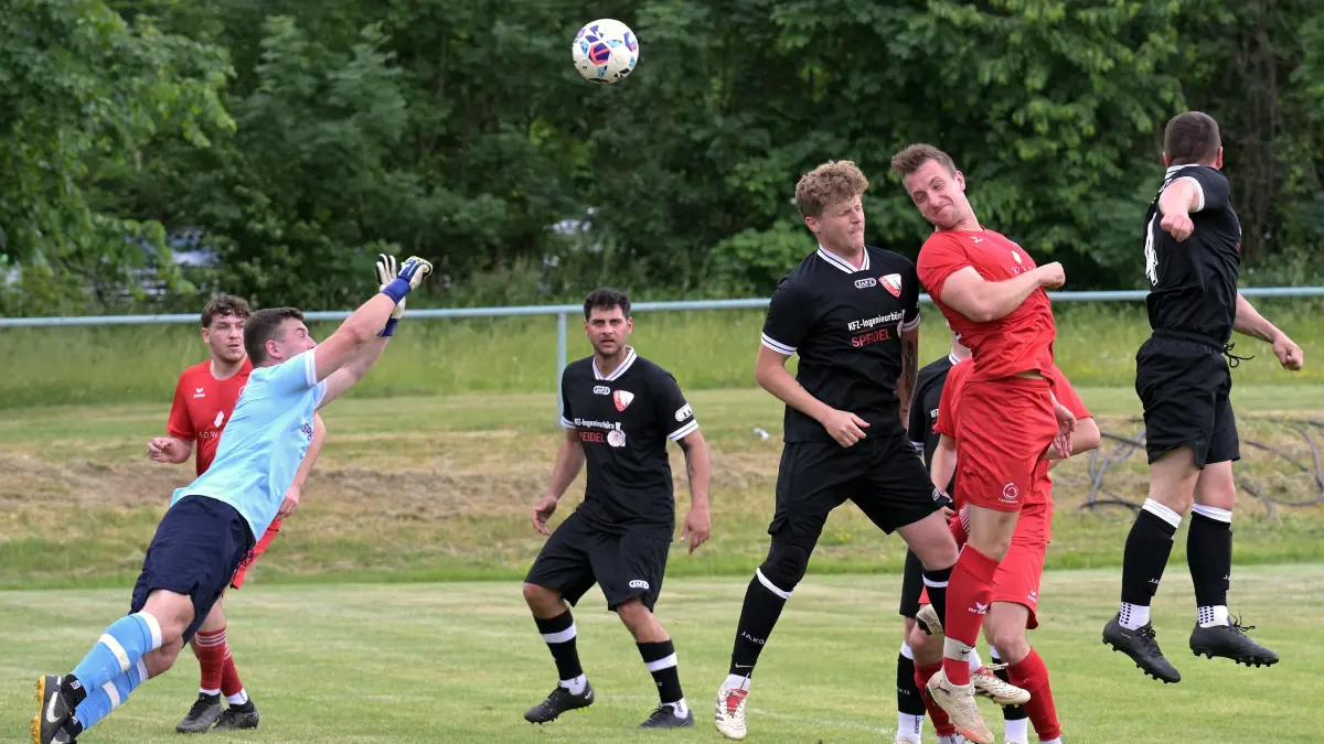Fussball KL A | FC Lichtenstein vs. FC Sonnenbuehl: Fussball KL A1 | FC Lichtenstein (schwarz) vs. FC Sonnenbuehl (rot) // 2026-05-31 // Foto: Joachim Baur // Kopfballduell #10 Maurice Follet (FC Lichtenstein) mit #16 Jochen Hoell (FC Sonnenbuehl) / TW #1 Felix Weber (FC Lichtenstein)