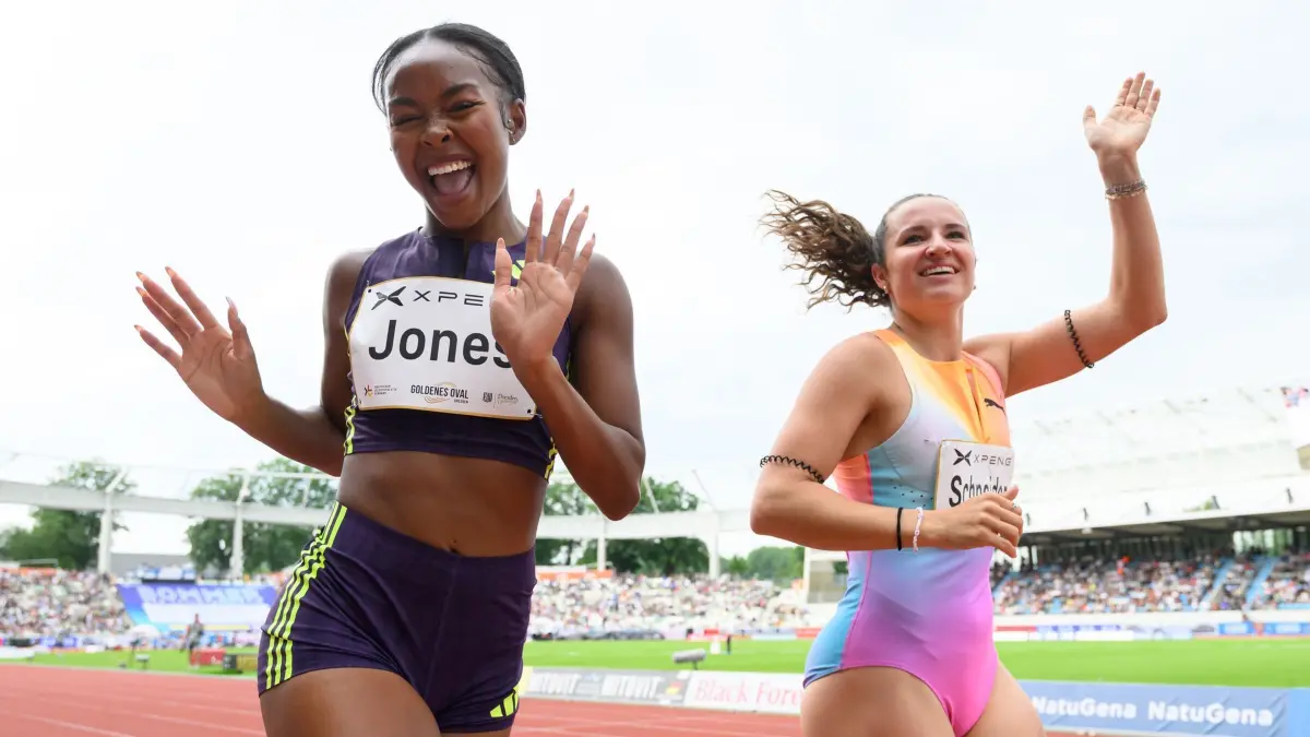 Rayniah Jones (links, USA) jubelt nach ihrem Sieg neben Rosina Schneider (TV Sulz).