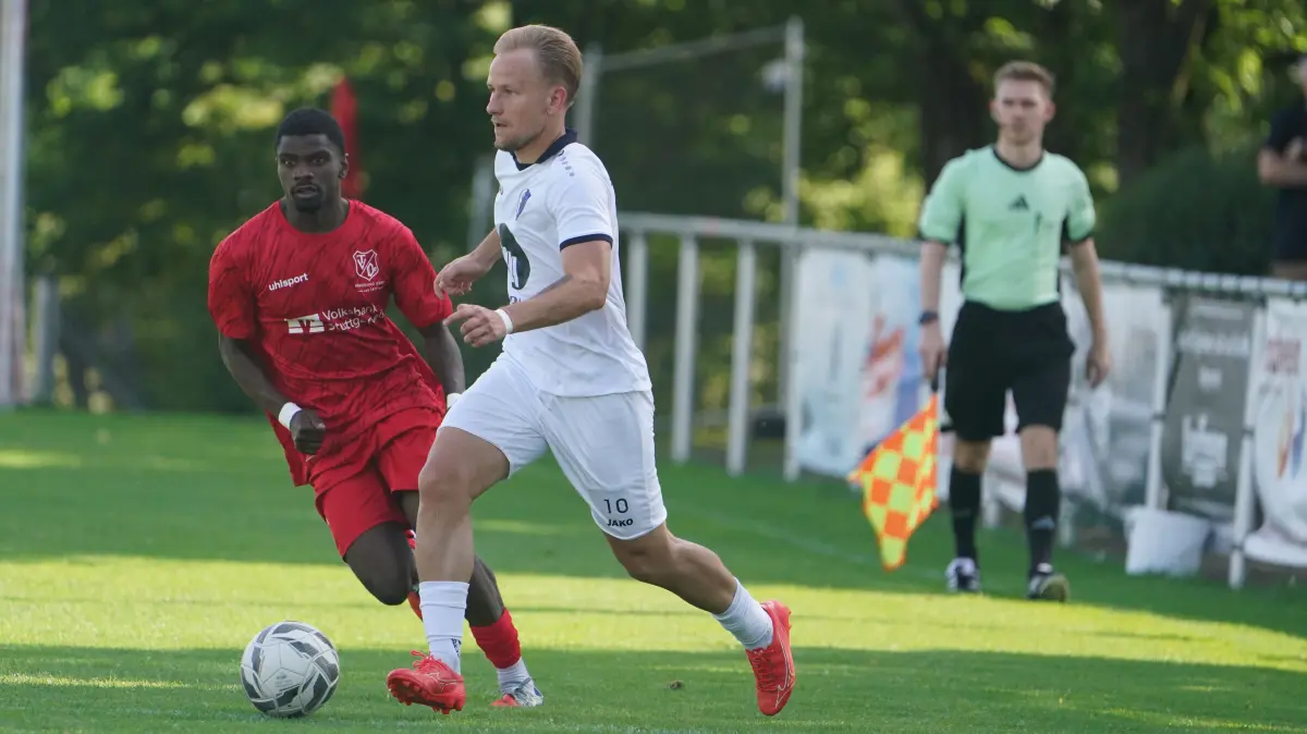Der Satteldorfer Dennis Upstas (weiß) trifft zum 1:1-Endstand.