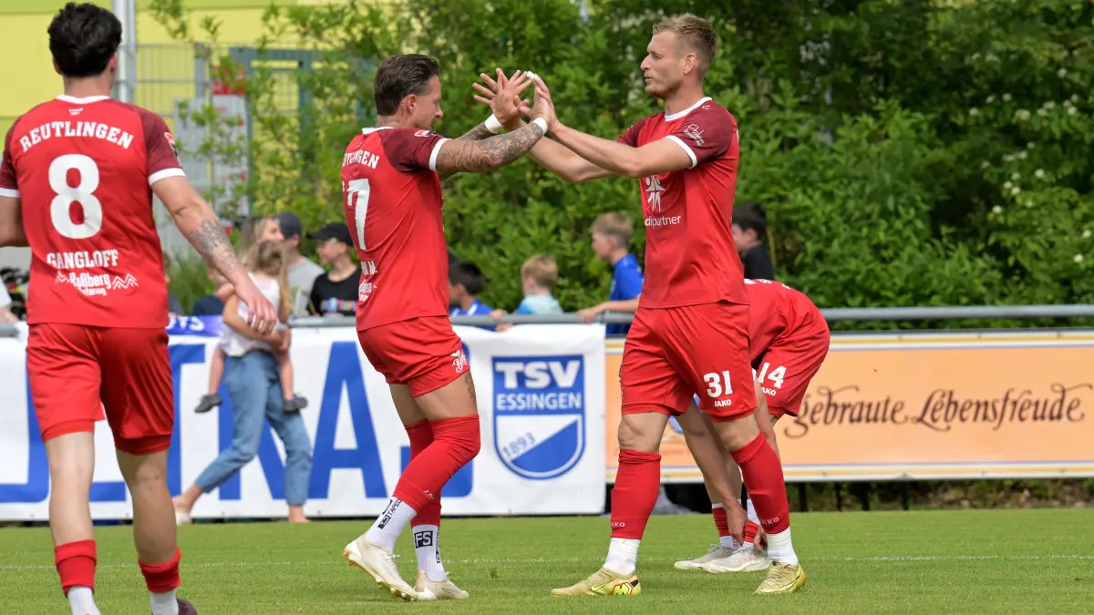 Fussball OL | TSV Essingen vs. SSV Reutlingen: Fussball OL | TSV Essingen (schwarz) vs. SSV Reutlingen (rot) // 2026-05-30 // Foto: JoBaur // Torjubel SSV 1:0 #31 Marcel Soekler (SSV Reutlingen), re / #17 Moritz Kuhn (SSV Reutlingen) / #8 Marlon Gangloff (SSV Reutlingen) / #14 Maxim Schmalz (SSV Reutlingen), hinten