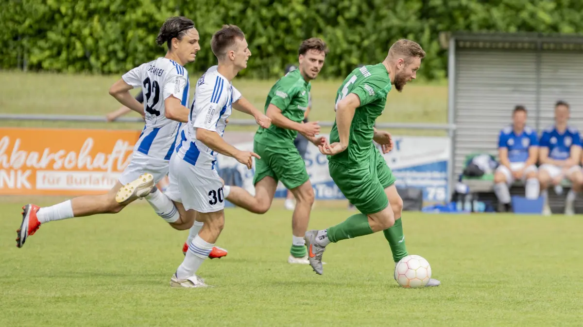 Fußball-Bezirksliga Donau/Iller, FC Burlafingen (grün) gegen SV Eggingen,