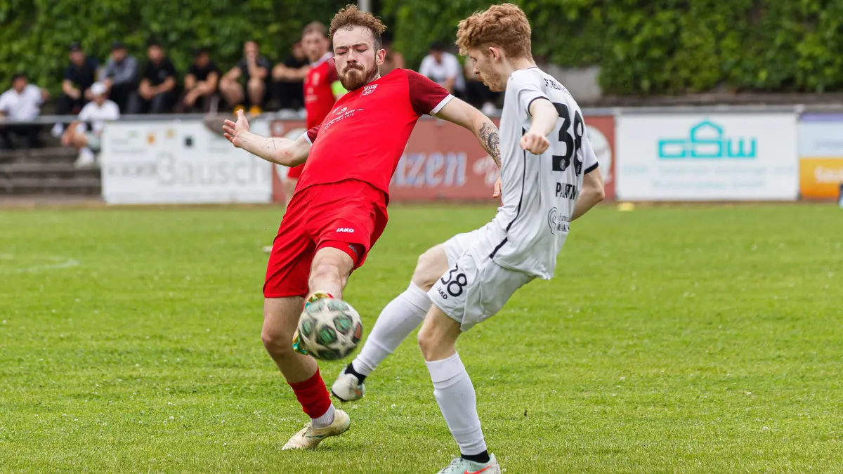 Fußball Kreisliga A3: Fußball Kreisliga A3; TV Altenstadt - 1.FC Rechberghausen;
Niclas Seybold (TV Altenstadt, #16) und Luca Palatinus (1.FC Rechberghausen, #28);
31.05.2026; Geislingen.
Foto: Thomas Madel