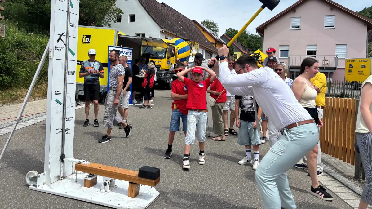Braunsbachs Bürgermeister David Beck kann nicht nur Verwaltung, das zeigt er bei der Attraktion „Hau den Lukas“, angeboten von Beck Holzbau aus Braunsbach. Gleich mehrere Male hintereinander klingelt die Glocke, was bedeutet, dass der Lukas bis ganz oben gesaust ist.
