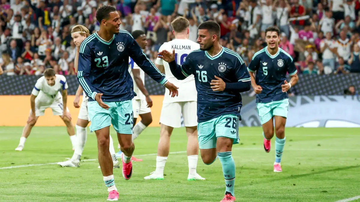 Deutschland - Finnland: 31.05.2026, Rheinland-Pfalz, Mainz: Fußball, Männer: WM-Vorbereitung, Länderspiel vor der WM-Endrunde, Mewa Arena, Deniz Undav (r, Deutschland) jubelt nach dem Tor zum 1:0 mit Felix Nmecha (Deutschland). Foto: Christian Charisius/dpa - WICHTIGER HINWEIS: Gemäß den Vorgaben der DFL Deutsche Fußball Liga bzw. des DFB Deutscher Fußball-Bund ist es untersagt, in dem Stadion und/oder vom Spiel angefertigte Fotoaufnahmen in Form von Sequenzbildern und/oder videoähnlichen Fotostrecken zu verwerten bzw. verwerten zu lassen. +++ dpa-Bildfunk +++